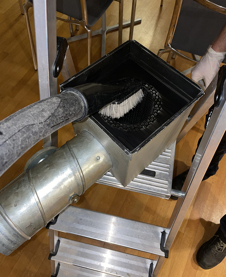 Specific equipment adapted to the cleaning and dusting of ventilation ducts.